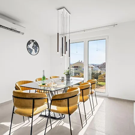 11 Bedroom Amazing In Hébergement de vacances Srima