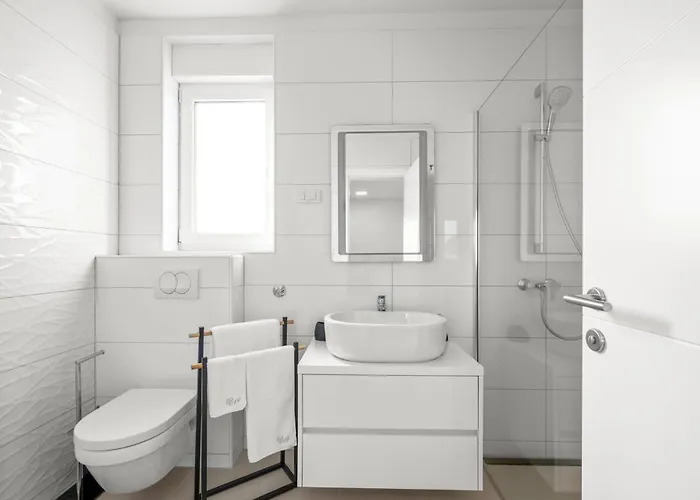 Vikendica 11 Bedroom Amazing In Srima