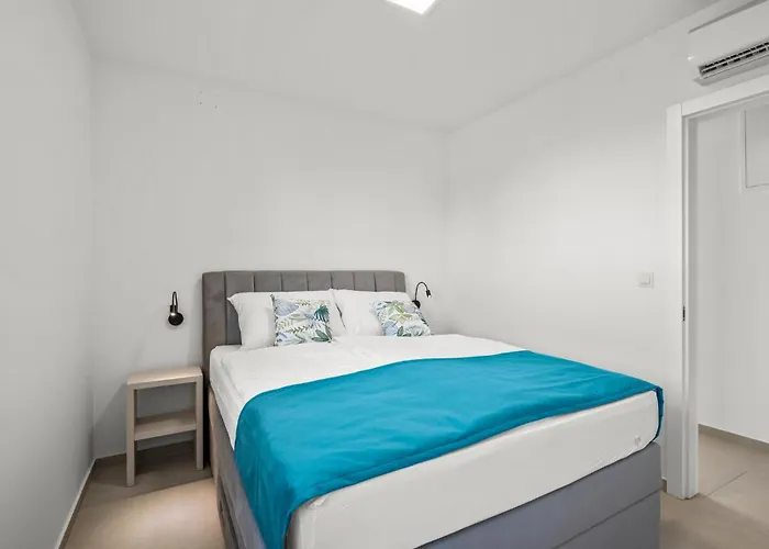 Vikendica 11 Bedroom Amazing In